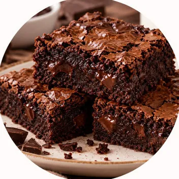 Brownies de chocolate apilados.