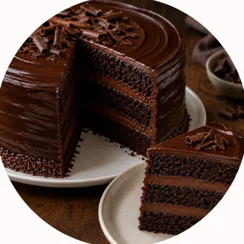 Pastel de chocolate tipo Matilda con cobertura brillante.